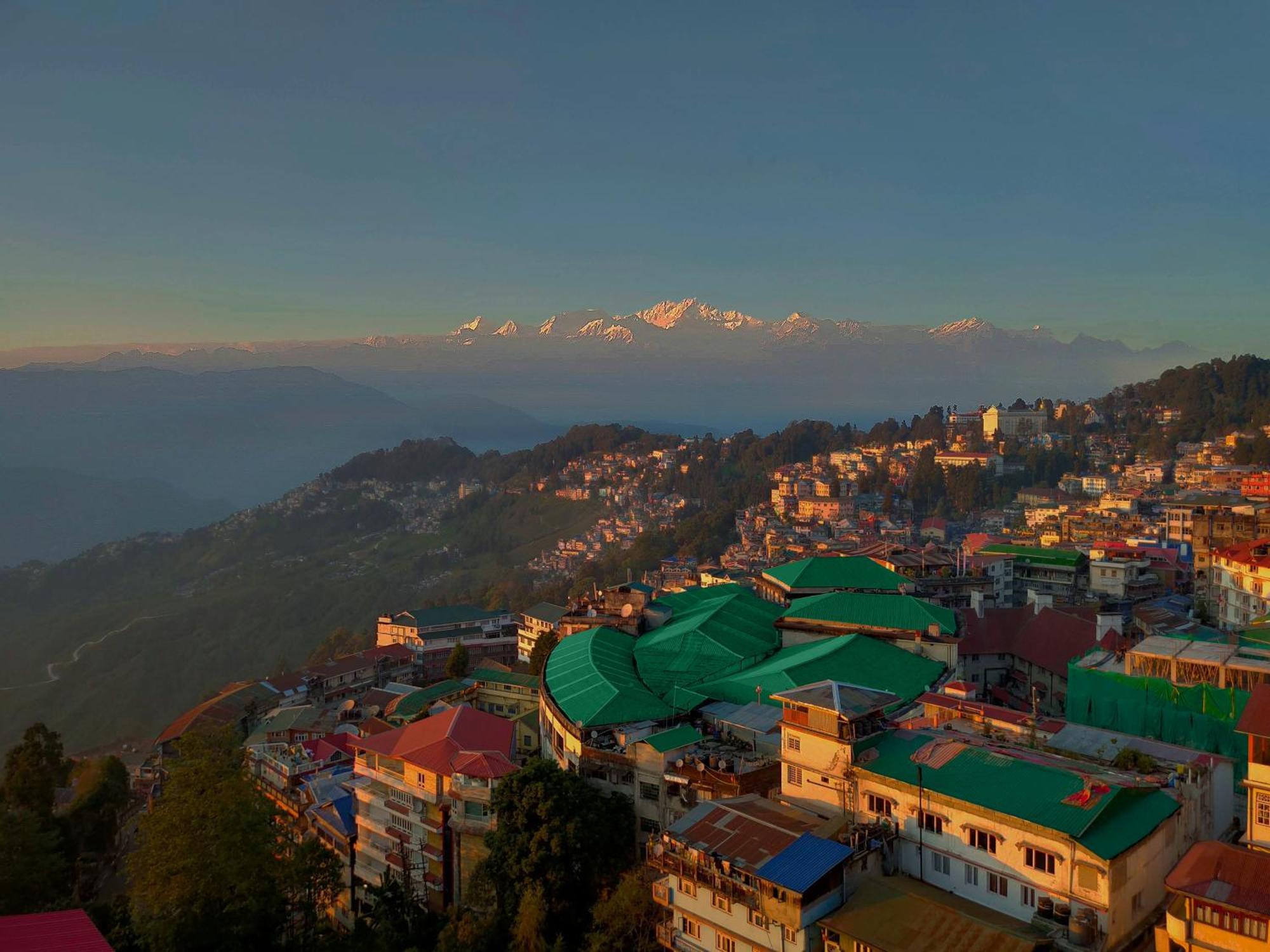Summit Montana Suites & Spa At Mall Darjeeling  Buitenkant foto